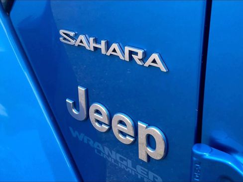 Used 2022 Jeep Wrangler Unlimited Sahara w/ Cold Weather Group AWD/4WD image 30