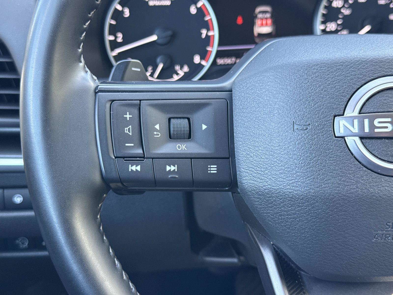 Used 2025 Nissan Rogue SV AWD/4WD image 15