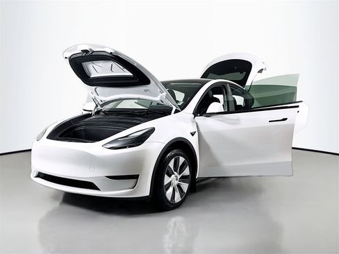 Used 2023 Tesla Model Y 2WD image 28