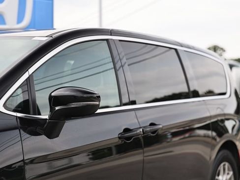 Used 2025 Chrysler Pacifica Select FWD image 3