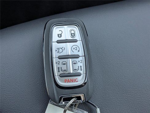 New 2026 Chrysler Pacifica Select image 32