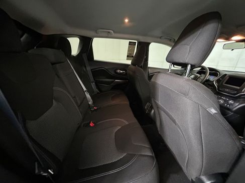 Used 2019 Jeep Cherokee Latitude w/ Popular Appearance Group FWD image 17
