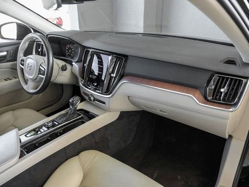 Used 2021 Volvo S60 T5 Momentum image 10