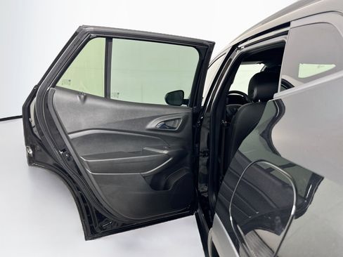 Used 2025 Chevrolet Trax RS w/ Sunroof Package FWD image 27