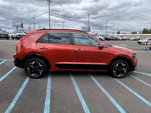 Used 2023 Kia Niro Wave w/ Wave Preserve Package FWD image 6