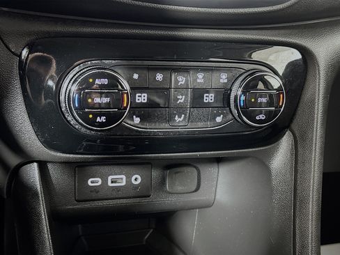 Used 2020 Buick Encore GX Essence FWD image 15