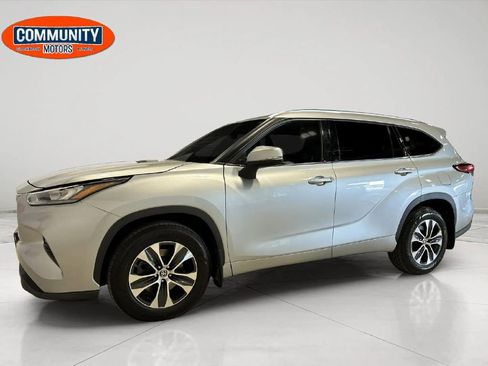 Used 2020 Toyota Highlander XLE AWD/4WD image 2