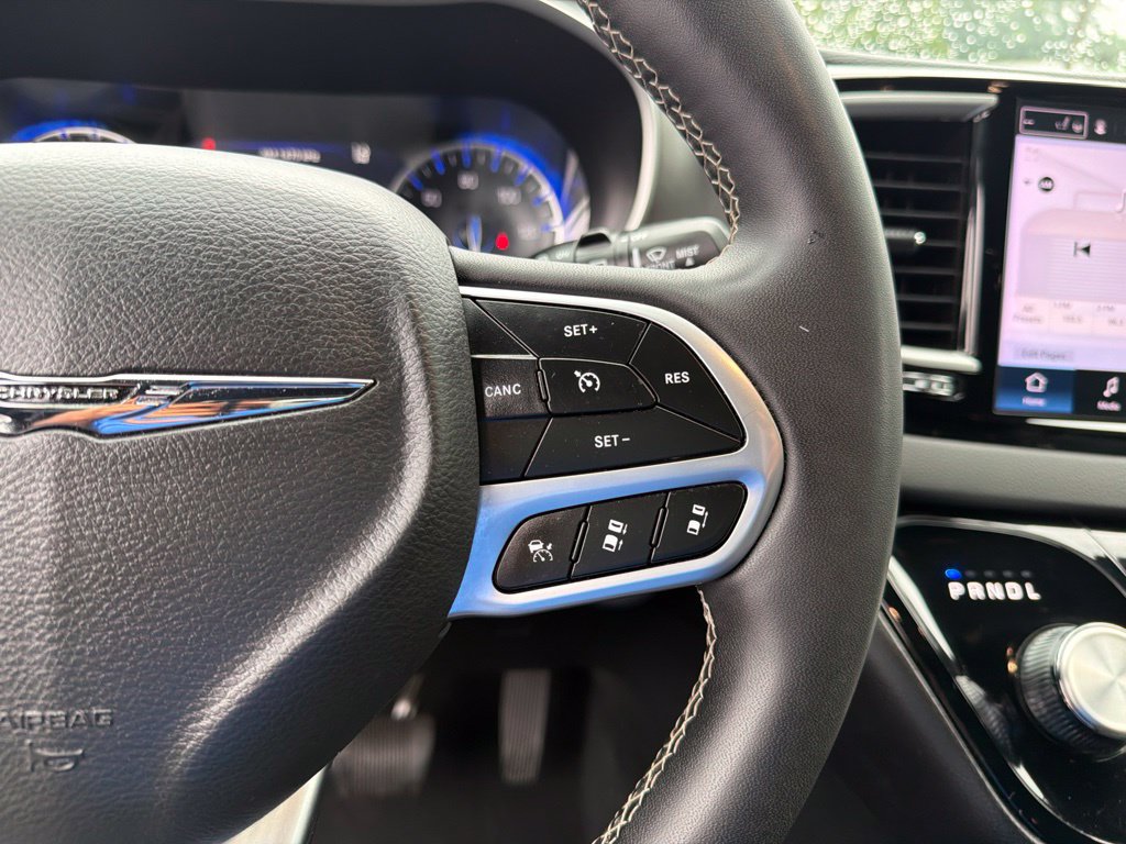 Used 2025 Chrysler Pacifica Select FWD image 16