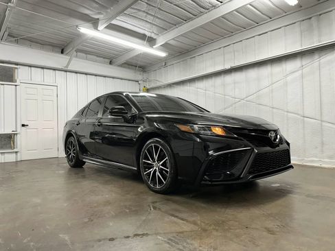 Used 2021 Toyota Camry SE FWD image 3