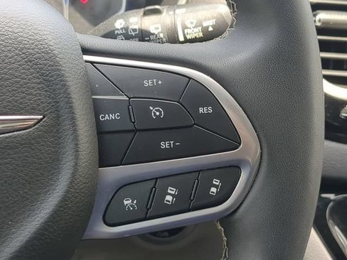 Used 2023 Chrysler Pacifica Touring-L FWD image 32
