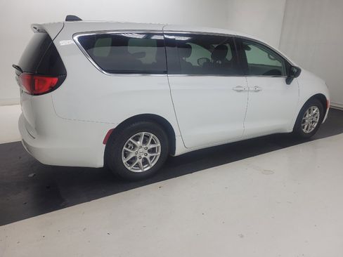 Used 2024 Chrysler Voyager LX FWD image 10