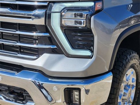 Used 2025 Chevrolet Silverado 2500 LTZ w/ LTZ Convenience Package AWD/4WD image 16