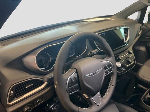 Used 2026 Chrysler Pacifica Select image 10