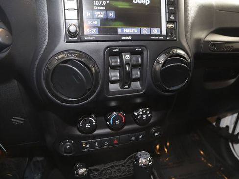 Used 2017 Jeep Wrangler Unlimited Sahara AWD/4WD image 25