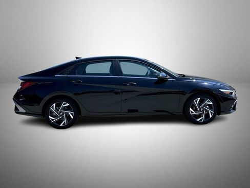 Used 2025 Hyundai Elantra Limited FWD image 4