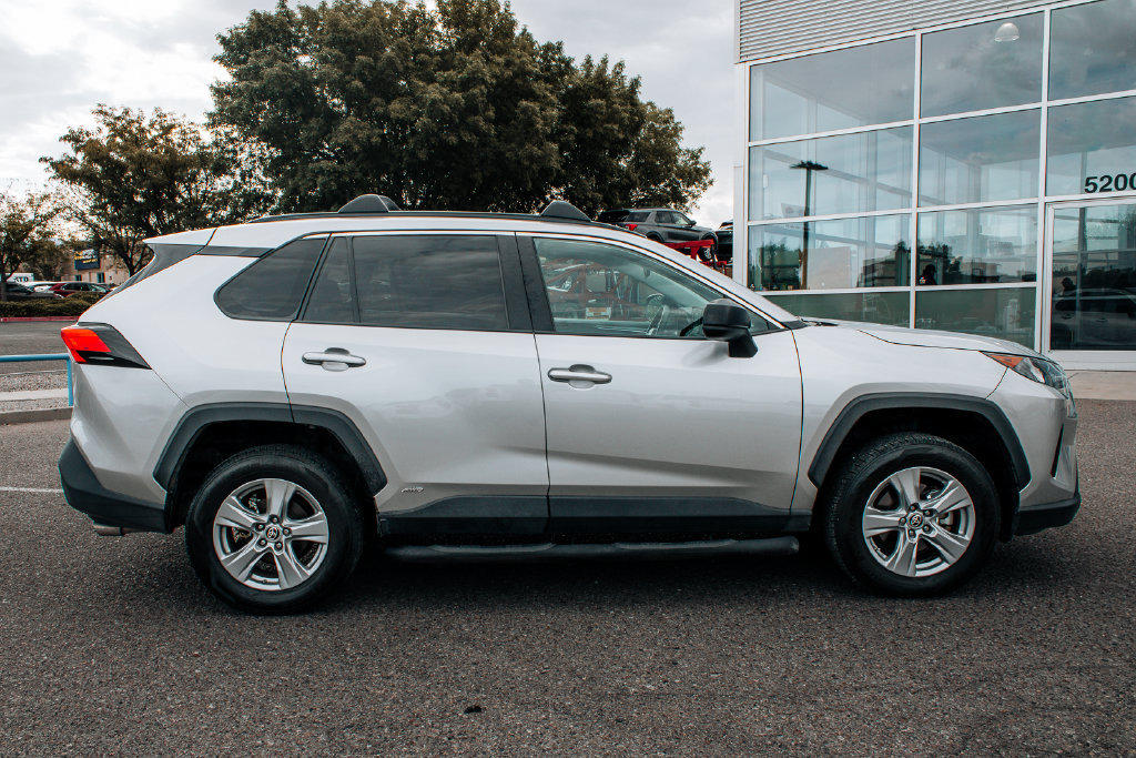 Used 2022 Toyota RAV4 LE AWD/4WD image 8