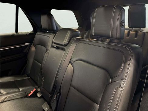 Used 2018 Ford Explorer Limited image 19