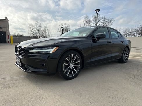 Used 2021 Volvo S60 T5 Momentum image 3