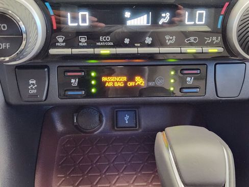 Used 2022 Toyota RAV4 Limited FWD image 19