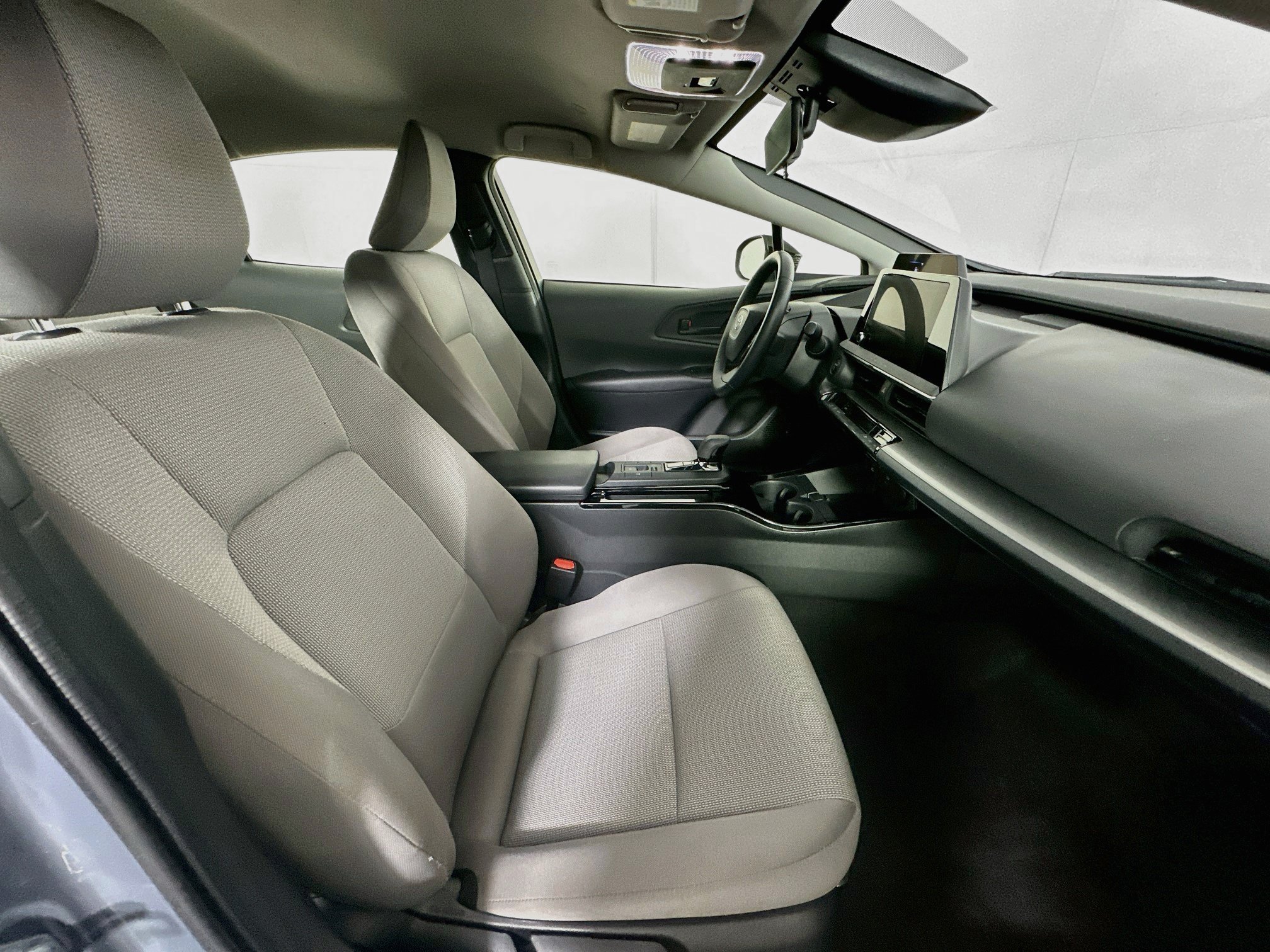 Used 2025 Toyota Prius LE FWD image 29