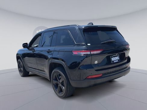 Used 2023 Jeep Grand Cherokee Altitude AWD/4WD image 10