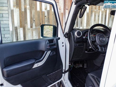 Used 2017 Jeep Wrangler Unlimited Rubicon w/ Connectivity Group image 10