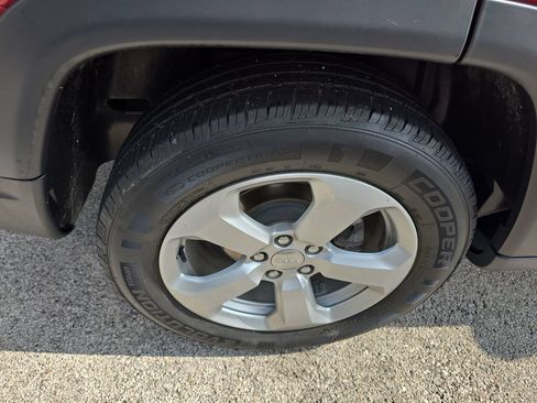 Used 2017 Jeep Compass Latitude FWD image 5