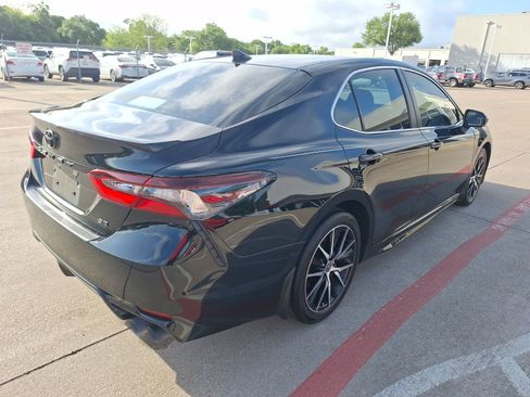 Used 2023 Toyota Camry SE image 6