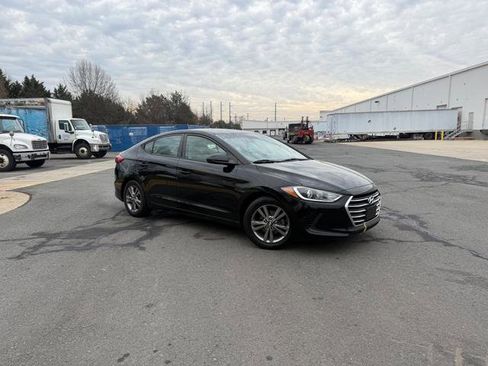 Used 2017 Hyundai Elantra SE image 2