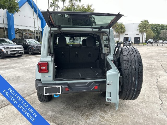 Used 2024 Jeep Wrangler Unlimited Sahara AWD/4WD image 28