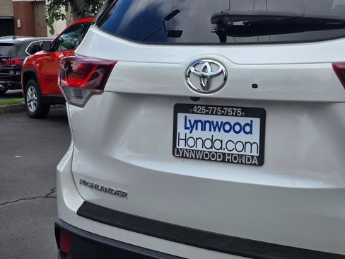 Used 2019 Toyota Highlander SE AWD/4WD image 13