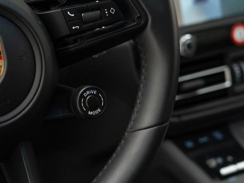 Certified 2025 Porsche Macan AWD/4WD image 27
