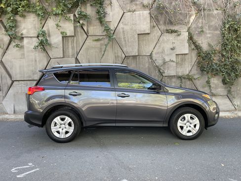 Used 2015 Toyota RAV4 LE AWD/4WD image 3