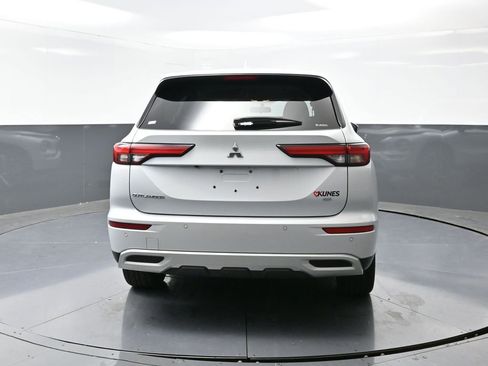 Used 2024 Mitsubishi Outlander SE image 13