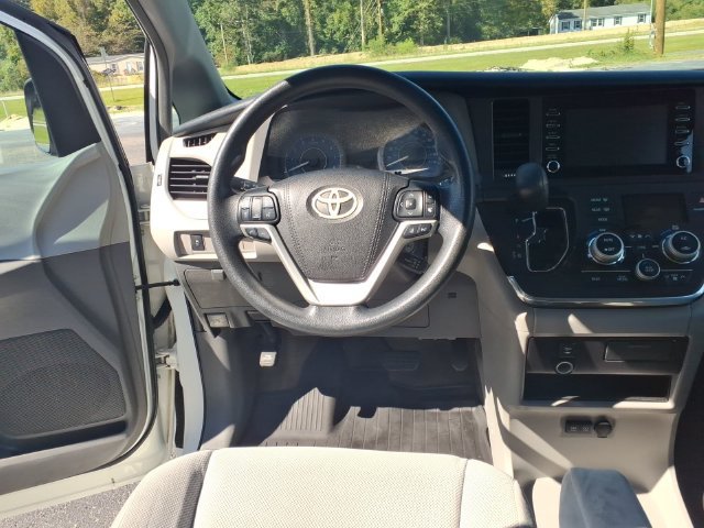 Used 2018 Toyota Sienna L FWD image 10