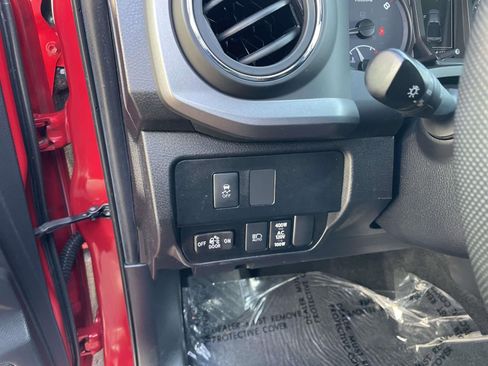 Used 2022 Toyota Tacoma TRD Sport w/ Technology Package image 25