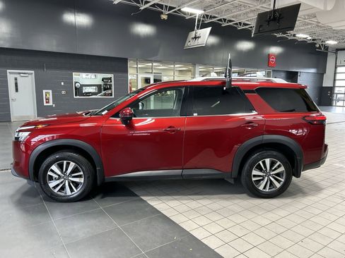 Certified 2024 Nissan Pathfinder SL image 37