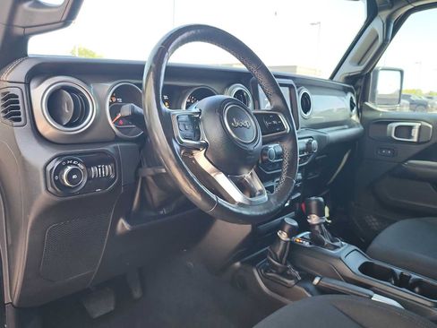 Used 2018 Jeep Wrangler Unlimited Sahara AWD/4WD image 10