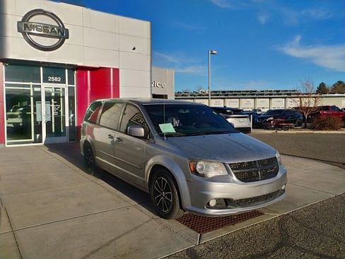 Used 2014 Dodge Grand Caravan SXT w/ UConnect Hands-Free Group image 3