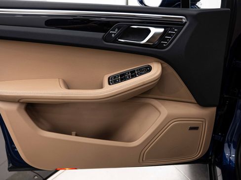 Certified 2024 Porsche Macan AWD/4WD image 16
