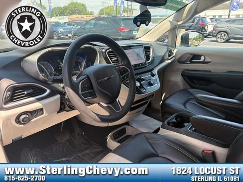 Used 2023 Chrysler Pacifica Touring-L FWD image 10