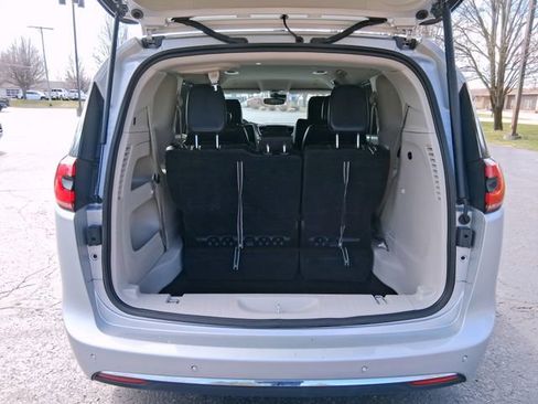 Used 2024 Chrysler Pacifica Touring-L image 5