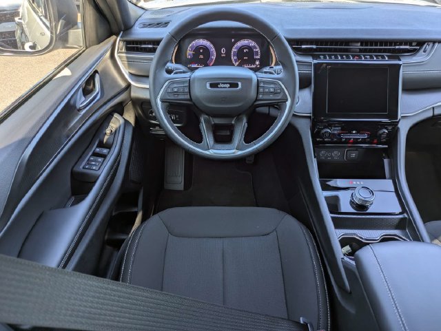Used 2025 Jeep Grand Cherokee Laredo RWD image 19