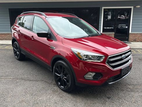 Used 2018 Ford Escape SE w/ SE Sport Appearance Package AWD/4WD image 3