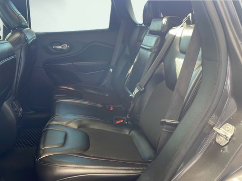 Used 2019 Jeep Cherokee Trailhawk w/ Comfort/Convenience Group AWD/4WD image 7