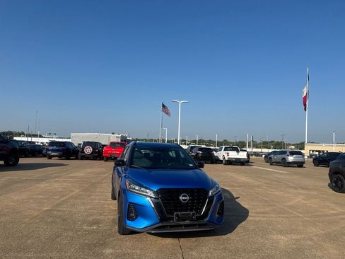Used 2023 Nissan Kicks SR w/ SR Premium Package FWD image 4