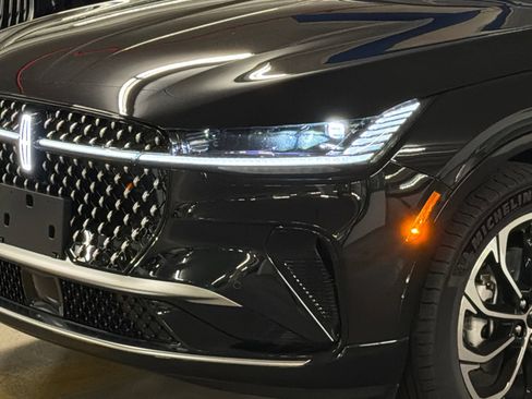New 2026 Lincoln Nautilus Reserve AWD/4WD image 2