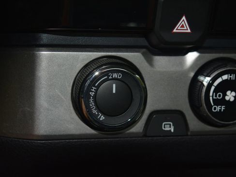 Used 2018 Toyota Tacoma SR AWD/4WD image 16
