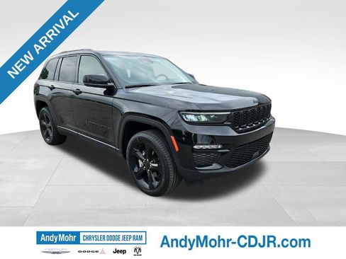 Used 2023 Jeep Grand Cherokee Limited w/ Black Appearance Package AWD/4WD image 3