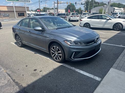 Used 2025 Volkswagen Jetta SE w/ Sunroof Package FWD image 8